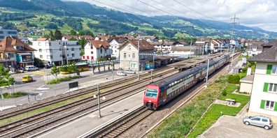 Es wird noch dauern, aber Ende 2028 soll der ausgebaute Bahnhof Siebnen in Betrieb gehen.