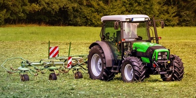 Ein Traktor mit einem Heuschwader kollidierte mit einem Auto. (Symbolbild)