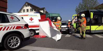 Der unter das Vorderrad des LKW geratene Velofahrer verstarb noch am Unfallort