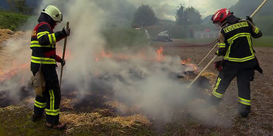 Die Feuerwehr kämpft verzweifelt gegen die Brandherde.