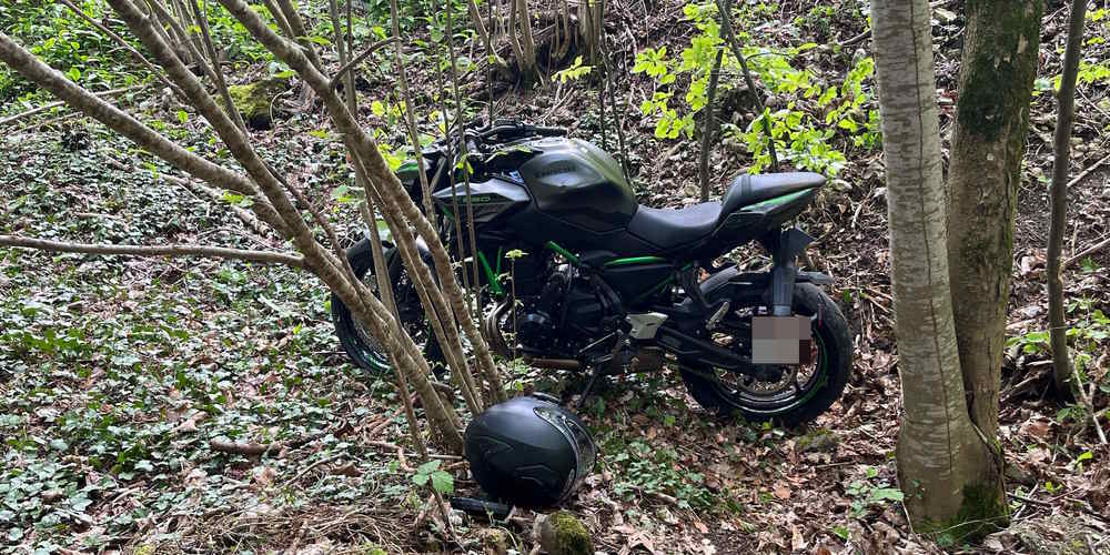 Der Töff stürzte eine Böschung hinunter.