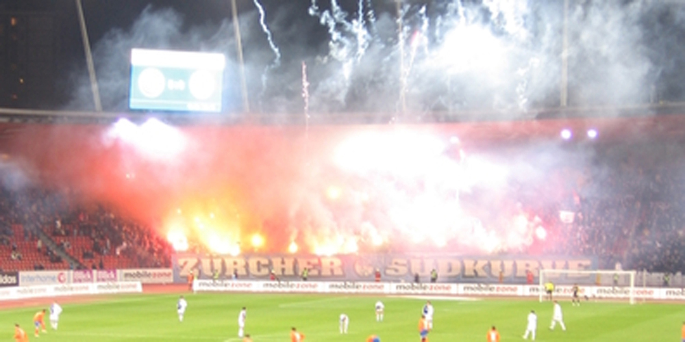 Bereits das Abbrennen von Pyromaterial stellt in Sportstadien ein grosses Sicherheitsrisiko dar.