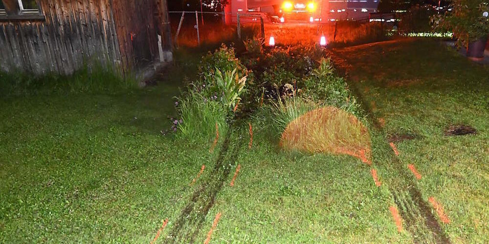 Ein 65-jähriger Lenker fuhr mit seinem Auto durch zwei Gärten und prallte schliesslich in die Aussenwand eines leerstehenden Hauses.