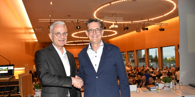 Nach 16 Jahren übergab Adrian Gattiker (rechts) die Führung des Hauseigentümerverbandes March-Höfe an Christoph Pfister.