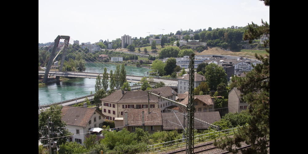 Die Rheinbrücke der A4 zwischen Flurlingen und der Stadt Schaffhausen.