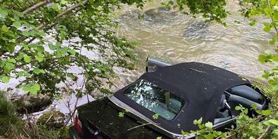 Das verunfallte Auto musste von einem Kran aus der Sihl geborgen werden.