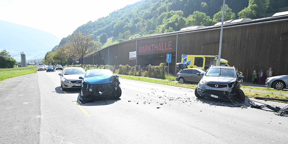 Zu spät gesehen: In Sargans prallen zwei Fahrzeuge direkt vor der Markthalle frontal zusammen.