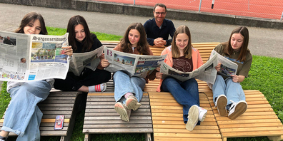 Mit dem «Sarganserländer» in den Lokaljournalismus eintauchen: Die Schülerinnengruppe mit Lehrer Rouven Bigger macht es vor.