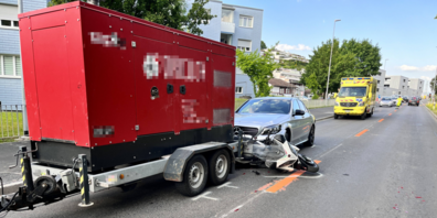 Das Motorrad wurde gegen einen davor fahrenden Anhänger gestossen und eingeklemmt.