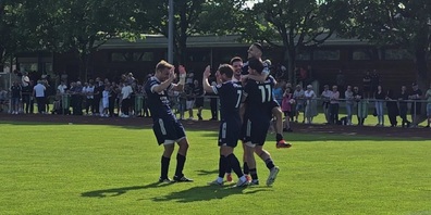 Riesiger Jubel nach dem zweiten Treffer von Fabio Moser - auch am Spielfeldrand mit den rund 650 Zuschauern (Saisonrekord).