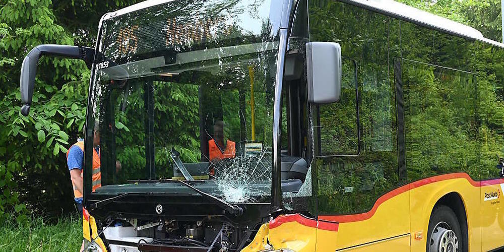 Ein Motorradfahrer hat sich bei einer Frontalkollision mit einem Postauto in St. Peterzell SG verletzt.