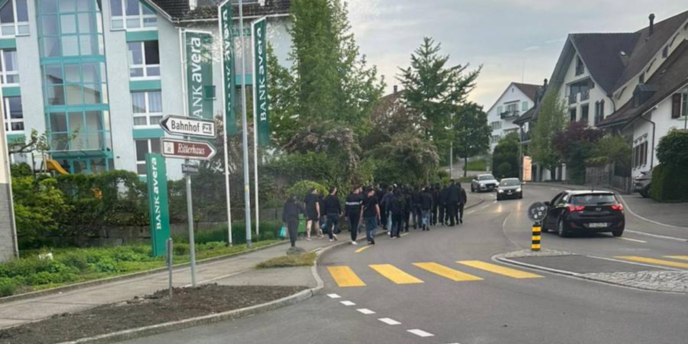 In der Gemeinde Bubikon hätten sich vermummte Personen, durch die Strassen bewegt, wie ein an ZüriToday geschicktes Foto zeigt.