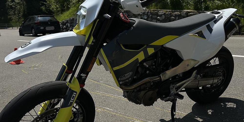 Bei einer Frontalkollision in Reute AR hat sich ein Motorradfahrer lebensbedrohlich verletzt.