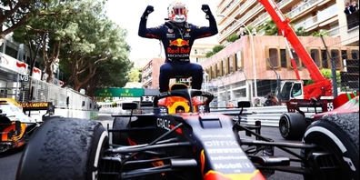 Der Champion lässt sich feiern: Max Verstappen.