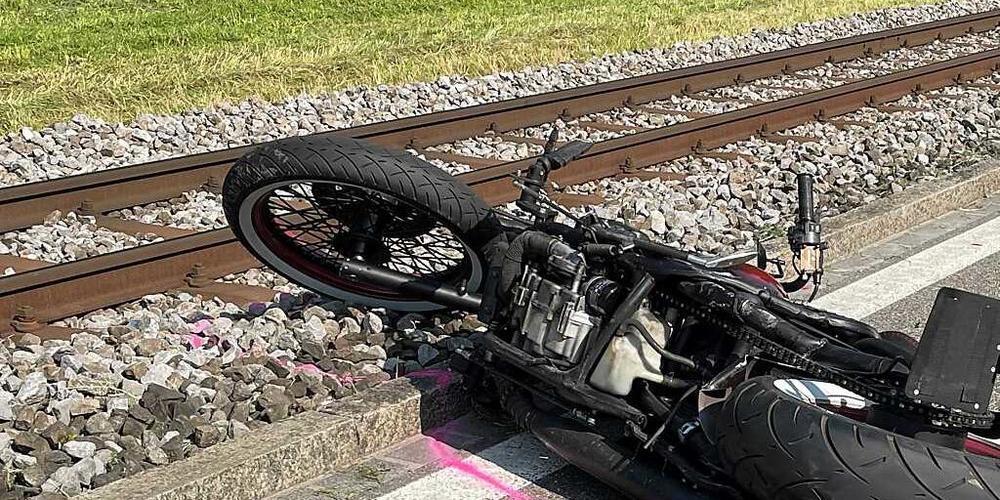 Ein 30-jähriger Motorradfahrer musste nach einer Kollision mit einem Auto in Matzingen TG schwer verletzt in ein Spital gebracht werden.