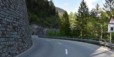 An dieser Stelle in Alvaneu GR verunglückte ein Vespafahrer schwer.