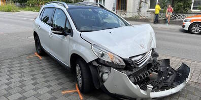 Beim Einbiegen aus Tiefgaragenausfahrt mit einem anderen Auto kollidiert