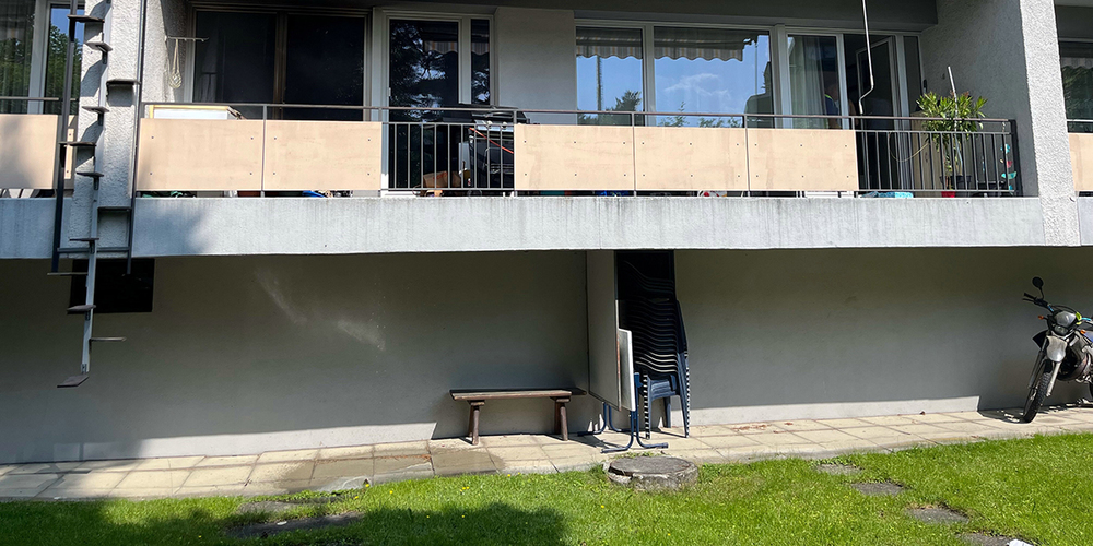 Glück im Unglück: Die Bewohnenden bekommen den Balkonbrand in den Griff, bevor die Feuerwehr eintrifft.