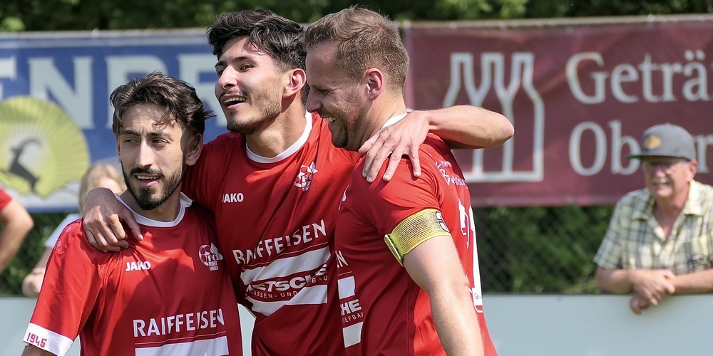 Menderes Caglar (Mitte) durfte seine drei erzielten Tore bejubeln