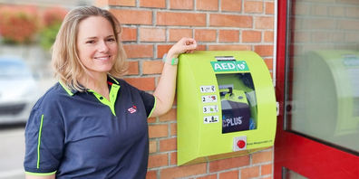 Anita Amrein vom Samariterverein Schänis am neuen Defibrillatoren-Standort in Maseltrangen.