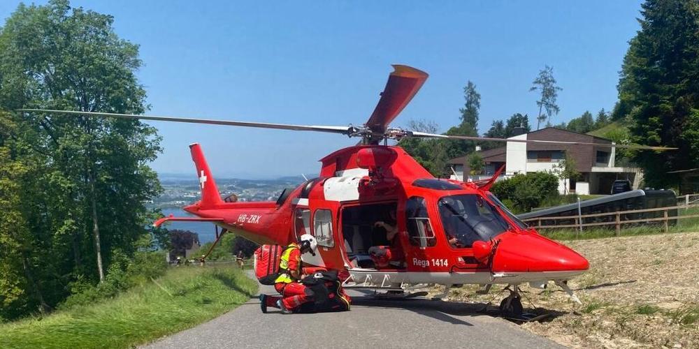 Ein 28-jähriger Mann hat sich auf dem Zugerberg Bike-Trail so schwer verletzt, dass er mit einem Rettungshelikopter in ein Spital geflogen werden musste.