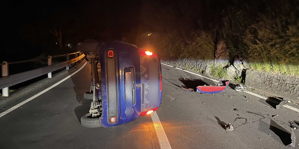 Das Auto kollidierte mit der Leitplanke und kam auf der Seite liegend zum Stillstand. 
