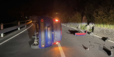 Das Auto kollidierte mit der Leitplanke und kam auf der Seite liegend zum Stillstand. 