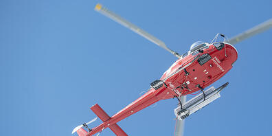 Die Rettungsflugwacht musste in Brunnen SZ einen verunfallten Gleitschirmpiloten bergen und ins Spital fliegen. (Archivbild)