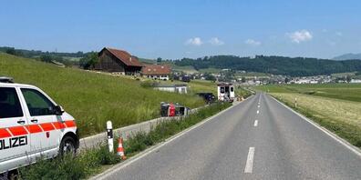 Ein 79-jähriger Mann hat sich bei einem Unfall mit seinem vierrädrigen Elektro-Motorfahrrad in Tuggen SZ lebensgefährliche Verletzungen zugezogen.