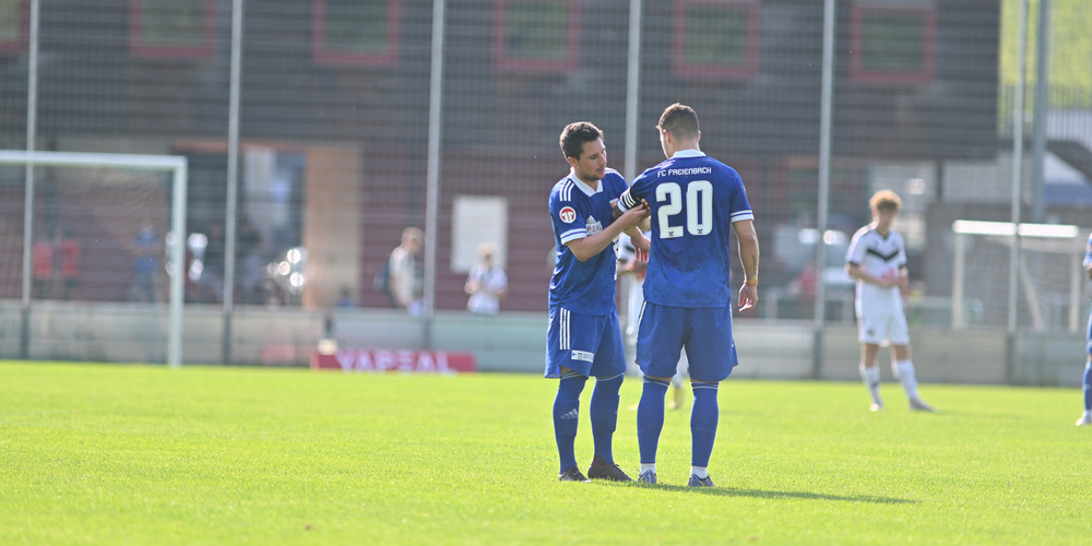 Die letzte «Amtshandlung»: Mirco Döttling übergibt die Captainbinde an Tiago Fernandez.