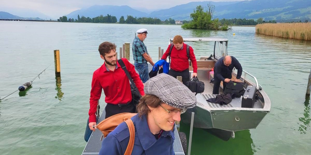 Ankunft der No Limits Big Band auf der Insel Lützelau, wo ihr Open-Air-Konzert stattfand.