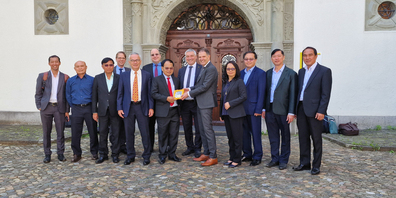 Regierungsratspräsident Dino Tamagni und Regierungsrat Walter Vogelsanger begrüssen die Delegation aus Laos in Schaffhausen.