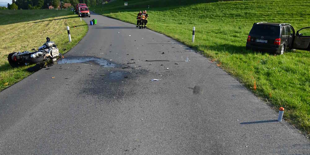 Ein Auto und ein Motorrad sind frontal zusammengestossen.