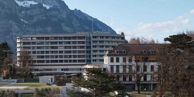 Um seine Attraktivität als Arbeitgeber zu steigern, hat das Kantonsspital Glarus dieses Jahr die Löhne um 7,7 Prozent der Gesamtlohnsumme angehoben. (Archivbild)