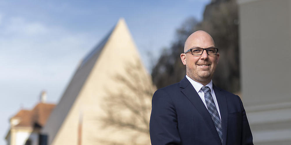 Der Liechtensteinische Regierungschef Daniel Risch vor dem Landtag in Vaduz. Risch findet die erneute Bestbewertung der Bonität des Fürstentums im aktuell anspruchsvollen Umfeld nicht selbstverständlich. (Archivbild)