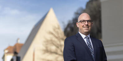 Der Liechtensteinische Regierungschef Daniel Risch vor dem Landtag in Vaduz. Risch findet die erneute Bestbewertung der Bonität des Fürstentums im aktuell anspruchsvollen Umfeld nicht selbstverständlich. (Archivbild)