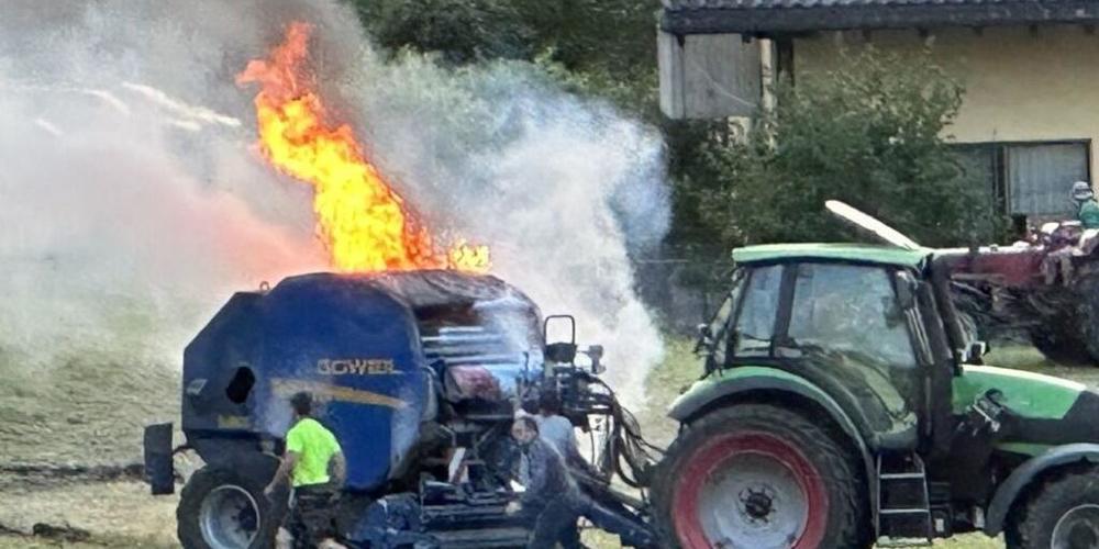 Die brennende Heuballen-Presse auf einer Wiese in Eggerstanden AI. Es entstand Sachschaden von rund 80'000 Franken.