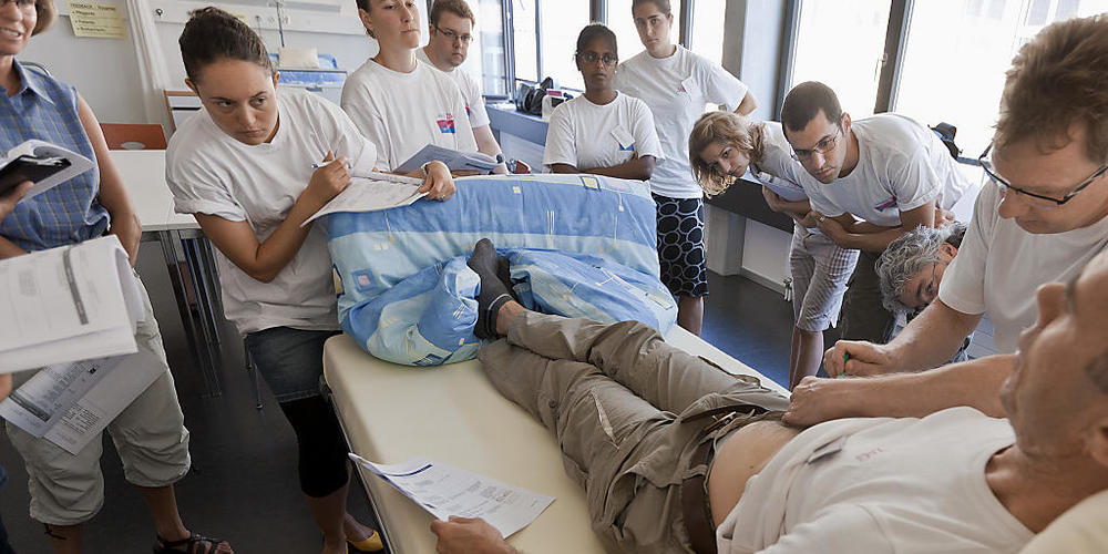 Der Kanton St. Gallen plant Ausbildungsbeiträge für angehende Pflegefachpersonen. Ausserdem sollen Praxisbetriebe zur Ausbildung von Fachpersonal verpflichtet werden. (Symbolbild)