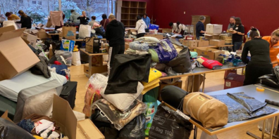 Eine grosse Anzahl Freiwilliger stellt sich in den Dienst der humanitären Sache – Spenden werden entgegengenommen, sortiert und verpackt (Foto während der Aktion im Januar 2023).