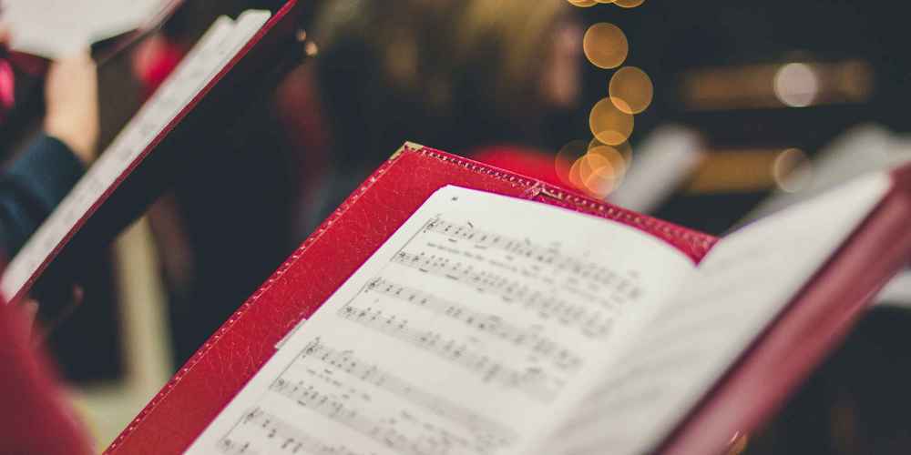 Der Chor wird von Hörnern  und der Orgel begleitet (Themenbild).