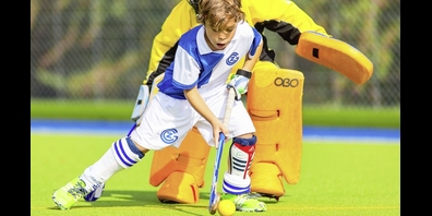 Schon ab fünf Jahren können Kinder Landhockey spielen. Bis zum Jugendalter stehen Knaben und Mädchen gemeinsam auf dem Feld.