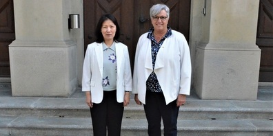 Generalkonsulin Chen Yun (links), Regierungspräsidentin Cornelia Komposch.