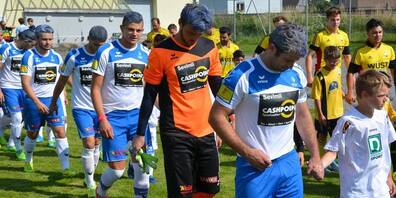 Der FC St.Margrethen, angeführt vom damaligen Captain Besart Shoshi, beim letzten Spiel in der Saison 2014/2015 und einem 7:1 Heimsieg gegen den FC Altstätten.  Die blau gefärbten Haare sollten den bereits realisierten Aufstieg in die zweite Liga interregional symbolisieren. 