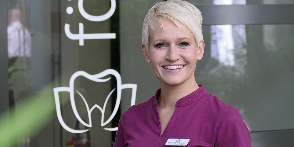 Zahnärztin Bettina Bartl-Grabherr vor ihrer neuen Praxis im Geschäftshaus Forum in Widnau.