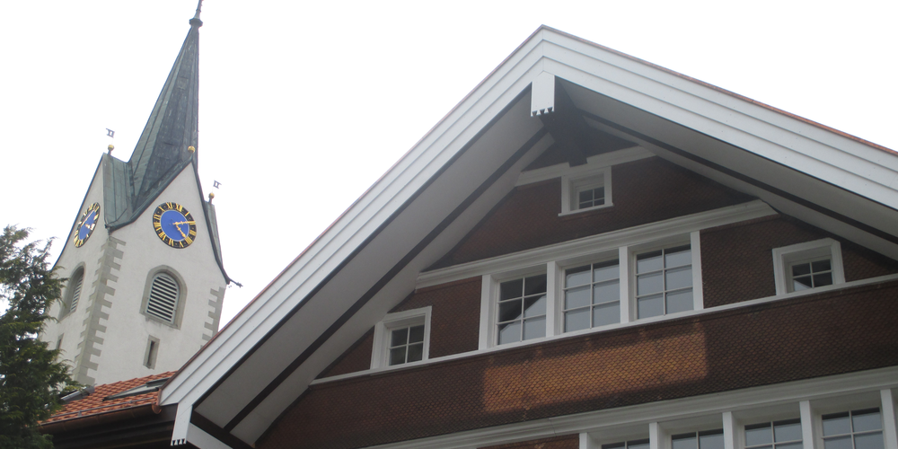 In der dunklen Fassade des Hauses neben der Kirche erinnert ein heller Fleck an das einstige Schild mit der Aufschrift «Sternen» und damit an die Zeit als Restaurant.