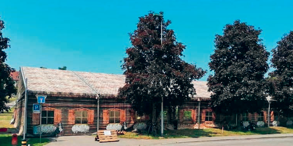 Das Festzelt im Châlet-Stil ist bereit.