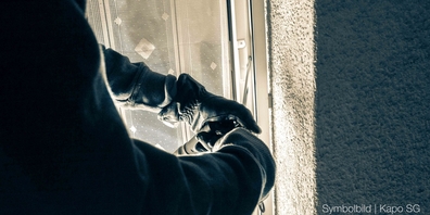 Die unbekannte Täterschaft drang gewaltsam über ein Fenster ins Innere des Einfamilienhauses ein. (Symbolbild)
