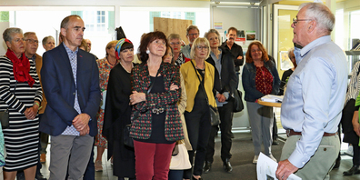 Ehrenpräsident Bruno Glaus (re) führte durch die Ausstellung «Wassers Kraft» im Begegnungszentrum Uznach.