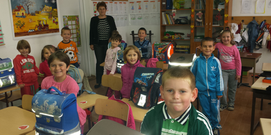 Rumänische Schülerinnen und Schüler mit Schultaschen aus der Schweiz.