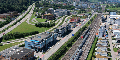 Das Seedamm-Center in Pfäffikon (hinten Mitte) hätte über eine Hochbrücke direkt mit der Autobahn verbunden werden sollen. Das Bundesgericht macht diesem Vorhaben nun einen Strich durch die Rechnung. 